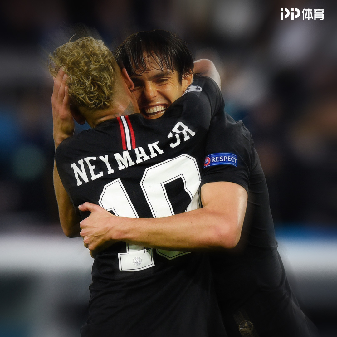 关于内马尔传射建功，C罗新星横空出世，场边球探频频记笔记的信息